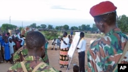 A Sudanese aid worker [C] talks to Sudanese soldiers and scouts on how to spread the message on HIV/AIDS at an internally displaced camp in Juba, southern Sudan, October 2005. (file photo)