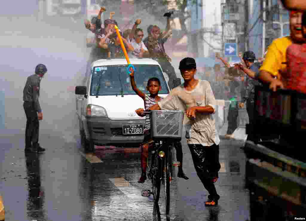 Warga bermain air dalam Festival Air Tahun Baru di Yangon (12/4). (Reuters/Soe Zeya)