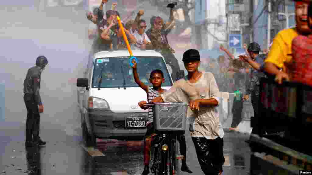 Les gens jouent avec l'eau lors du festival de l'eau, Myanmar, 12 avril 2016.