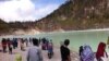 Wisatawan domestik dan mancanegara memenuhi Kawah Putih, Ciwidey, Kabupaten Bandung Barat, Jawa Barat. (VOA/Rio Tuasikal)