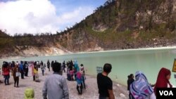 Wisatawan domestik dan mancanegara memenuhi Kawah Putih, Ciwidey, Kabupaten Bandung Barat, Jawa Barat. (VOA/Rio Tuasikal)