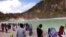 Wisatawan domestik dan mancanegara memenuhi Kawah Putih, Ciwidey, Kabupaten Bandung Barat, Jawa Barat. (VOA/Rio Tuasikal)