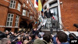 Le fondateur de WikiLeaks Julian Assange répond aux médias et à ses supporters depuis le balcon de l'ambassade de l'Équateur dans le centre de Londres, le 5 février 2016.