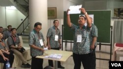 Proses penghitungan suara TPS Rumah Sakit Cipto Mangunkusumo Jakarta (15/2). (VOA/Agus Sunarto)