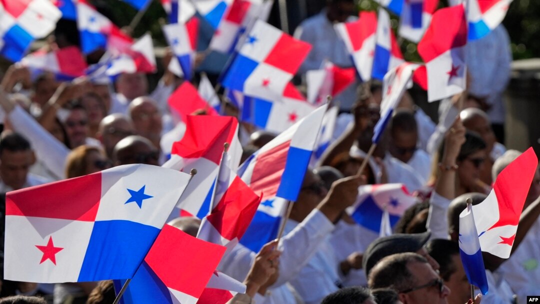 Warga melambaikan bendera Panama selama upacara untuk menandai peringatan 25 tahun penyerahan Terusan Panama antarsamudra oleh Amerika Serikat ke Panama, di Kota Panama pada tanggal 31 Desember 2024.