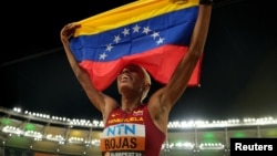 Yulimar Rojas tras lograr el oro en la competencia de triple salto en el Mundial de Atletismo 2023 en Budapest.