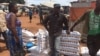 Plusieurs cargaisons de farine de maïs commandés par le gouvernement provincial et par les commerçants en provenance de l'Afrique du Sud, en RDC. (VOA/Narval Mabila)