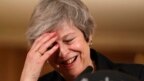 Bộ trưởng Anh Theresa May tại một cuộc họp báo bên trong tòa nhà số 10 Phố Downing ở London hôm 15/11.