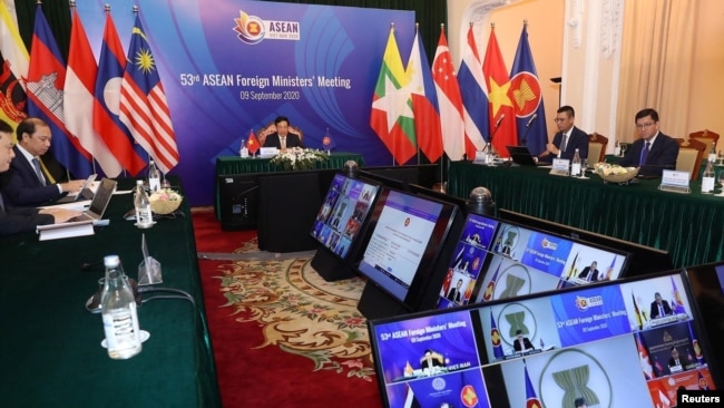 越南副总理兼外交部长范平明在河内主持东盟国家外长视频会议。（2020年9月9日）