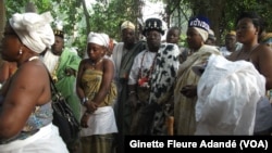 Femmes animistes lors d'une cérémonie dans la forêt sacrée, le 2 janvier 2020. ( VOA/Ginette Fleure Adande)