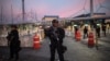 Petugas Tim Respon Khusus Dinas Bea Cukai dan Perlindungan Perbatasan AS berjaga di pintu masuk San Ysidro, setelah pelintasan perbatasan darat ditutup sementara untuk lalu lintas dari Tijuana, Meksiko, 19 November 2018.
