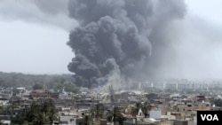 Serangan udara NATO di kompleks tinggal Gaddafi di Bab al-Aziziya, di ibukota Tripoli (18/6). NATO mengakui terjadi salah tembak sasaran pemberontak dalam serangan udaranya.