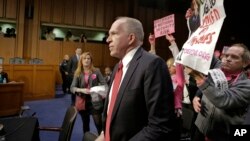 Miembros del grupo Code Pink irrumpieron en la audiencia senatorial para condenar el empleo de drones por EE.UU.