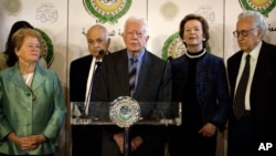 De izquierda a derecha, el enviado de la Liga Árabe, Lakhdar Brahimi, el expresidente Irlanda Mary Robinson, expresidente Jimmy Carter, exsecretario General de la Liga, Nabil Elaraby y ex primero ministro de Noruega Gro Harlem Bundtland, en Egypto, desde donde se apoyó la tregua en Siria.