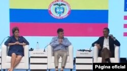El presidente Obama habla junto a la presidenta Dilma Rousseff y el presidente Santos, en la clausura de la Cumbre Empresarial.