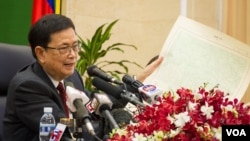 Bộ trưởng đặc trách Biên giới vụ của Campuchia Var Kimhong cầm bản đồ một khu vực gần biên giới Campuchia-Việt Nam trong cuộc họp báo ngày 2/7/2015. (Neou Vannarin/VOA Khmer)
