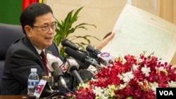 Var Kimhong, head of Cambodia’s border committee, hold a map of Dak Ta which is an area near Cambodian-Vietnamese border in a press conference about official map used for border post at the Council of Ministers on July 2nd, 2015. (Neou Vannarin/VOA Khmer)