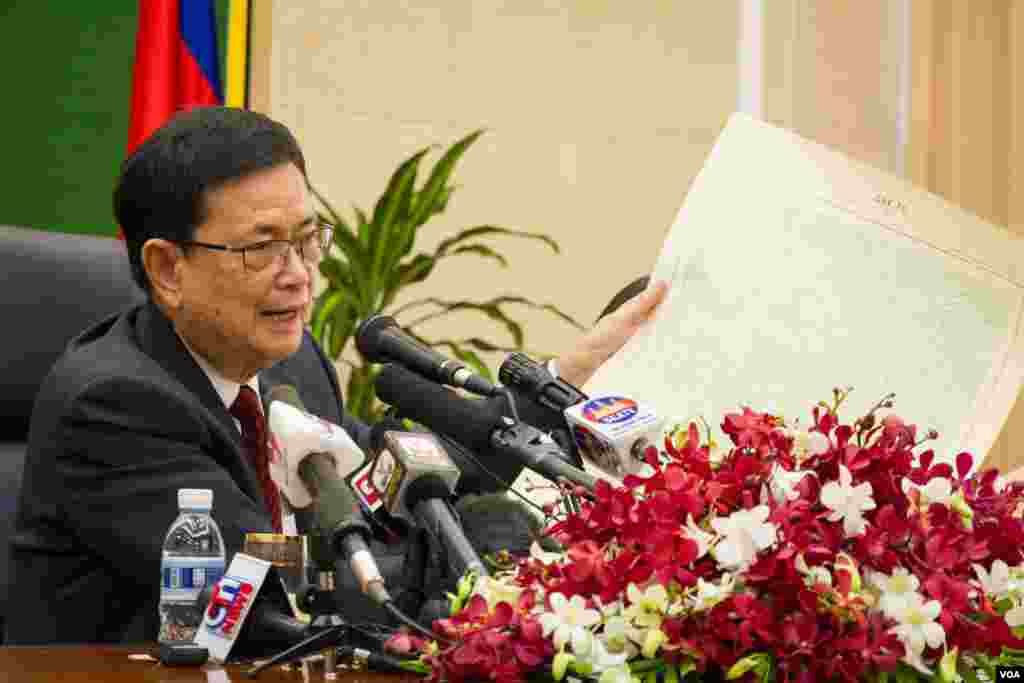 Var&nbsp;Kimhong, head of Cambodia&rsquo;s Border Committee, holds a map of &#39;Dak Ta&#39;, which is an area near the Cambodian-Vietnamese border in a news conference at&nbsp;the Council&nbsp;of&nbsp;Ministers on July 2nd, 2015. (Neou Vannarin/VOA Khmer)