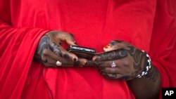 Une femme regarde son téléphone, dans la localité de Daura dans le nord du Nigeria, le 28 mars 2015. (Photo: Ben Curtis/AP)