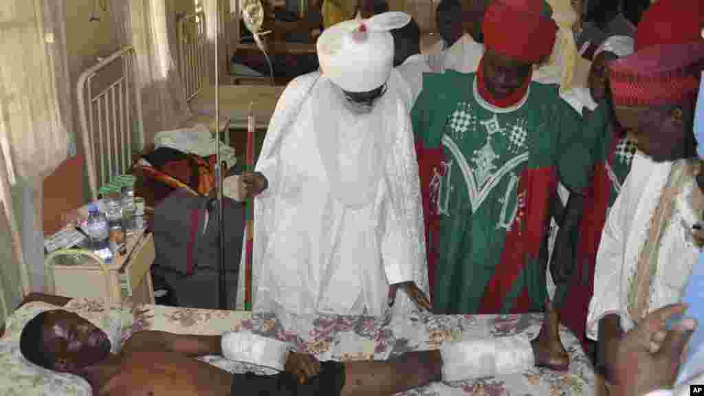 Sarkin Kano Muhammad Sanusi na biyu, ya ziyarci wadanda harin bom din ranar juma'a, ya rutsa dasu, a asibitin Murtala Muhammad, a Kano, 30 ga Nuwamba 2014.