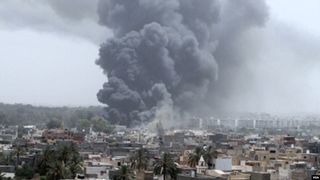 Serangan udara NATO di kompleks tinggal Gaddafi di Bab al-Aziziya, di ibukota Tripoli (18/6). NATO mengakui terjadi salah tembak sasaran pemberontak dalam serangan udaranya.