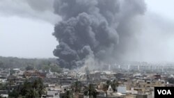 Serangan udara NATO di kompleks tinggal Gaddafi di Bab al-Aziziya, di ibukota Tripoli (18/6). NATO mengakui terjadi salah tembak sasaran pemberontak dalam serangan udaranya.