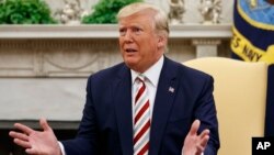 도널드 트럼프 미국 대통령이 20일 백악관 집무실에서 클라우스 요하니스 루마니아 대통령과 회담 중 기자들의 질문에 답하고 있다.