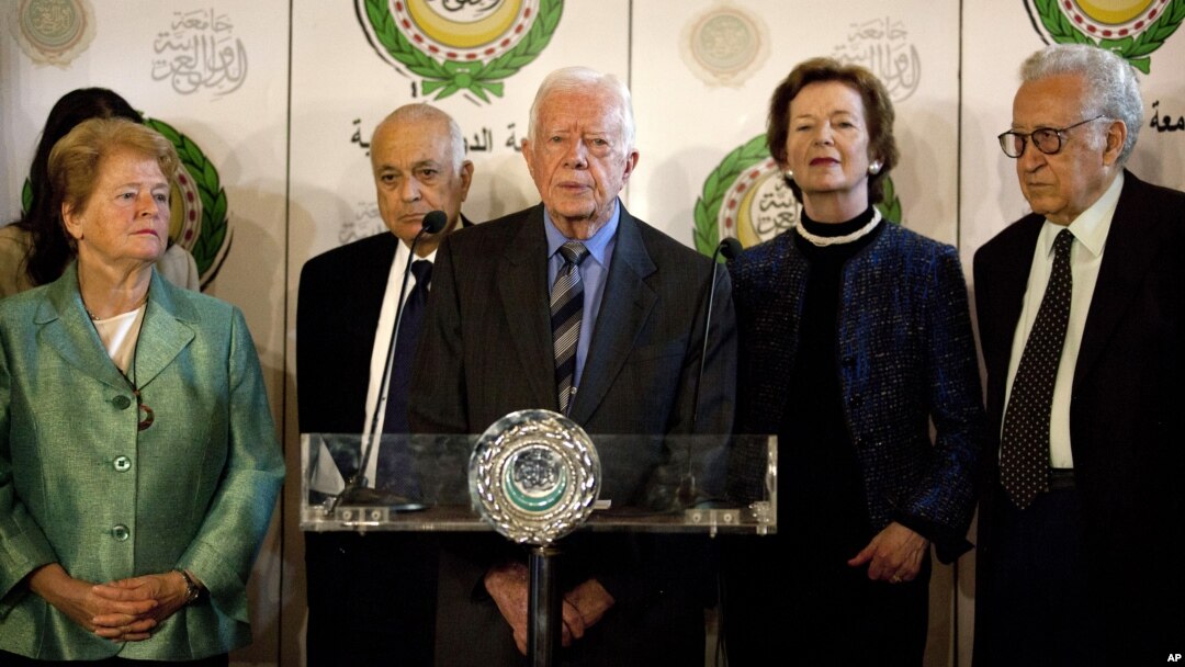 De izquierda a derecha, el enviado de la Liga Árabe, Lakhdar Brahimi, el expresidente Irlanda Mary Robinson, expresidente Jimmy Carter, exsecretario General de la Liga, Nabil Elaraby y ex primero ministro de Noruega Gro Harlem Bundtland, en Egypto, desde donde se apoyó la tregua en Siria.