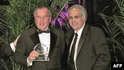 芝加哥市长戴利(左)荣获纪伯伦奖