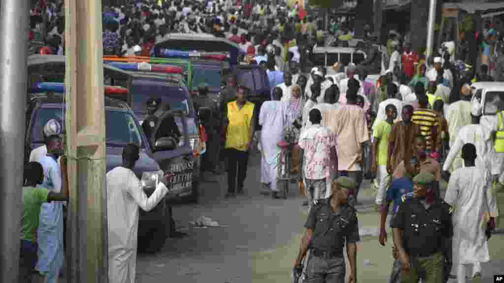 Mutane sun hallara a kan tituna kusa da inda wani bam ya tashi ran asabar 30 Mayu, 2015 a garin Maiduguri. Wani bam ya fashe ran asabar da rana a kusa da kasuwar Kwastam ta Maiduguri, kasa da kwana guda a bayan da &#39;yan Boko Haram suka cilla rokoki kan garin na Maiduguri suka kashe mutane akalla 13.