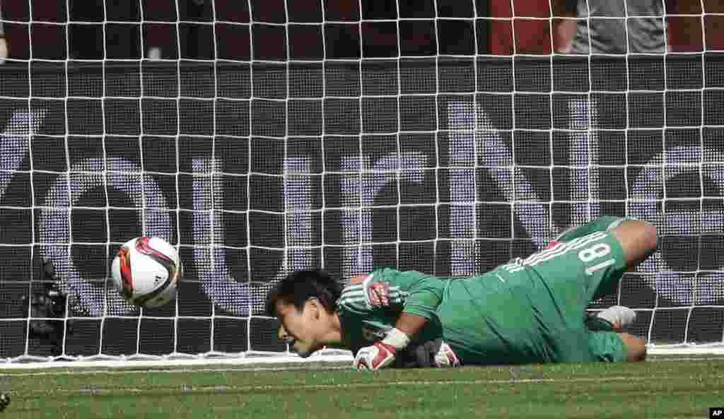 A guarda-redes do Japão, Ayumi Kaihori olha para a bola depois Carli Lloyd dos EUA marcar um golo durante a primeira metade da final do Mundial Feminino da FIFA entre os EUA e o Japão em Vancouver, Canadá, no Domingo, 5 de Julho, 2015.