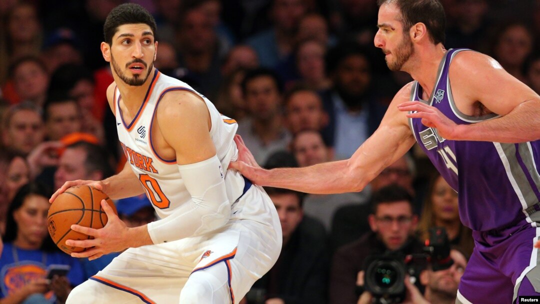 Enes Kanter (kiri) bermain untuk klub New York Knicks. 