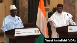 Shugaban Mali Ibrahim Bubakar Kaita yana ta hannun hagu da shugaban Nijar Issoufou Mahamadou