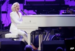Performans Lady Gage na koncertu za prikupljanje sredstava za žrtve urgana