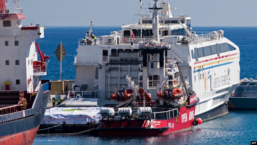 Kapal Open Arms (tengah) di pelabuhan Larnaca Siprus pada 11 Maret 2024. Juru bicara pemerintah Siprus mengatakan kapal amal Spanyol yang membawa bantuan makanan akan berlayar dari pulau itu dalam beberapa jam ke pesisir Jalur Gaza. (Foto: AFP)