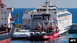 Kapal Open Arms (tengah) di pelabuhan Larnaca Siprus pada 11 Maret 2024. Juru bicara pemerintah Siprus mengatakan kapal amal Spanyol yang membawa bantuan makanan akan berlayar dari pulau itu dalam beberapa jam ke pesisir Jalur Gaza. (Foto: AFP)