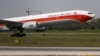 Avião da TAAG, companhia de bandeira angolana, levantando voo no aeroporto de Lisboa. 24 Abril, 2018