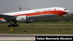 Un avion de la compagnie nationale angolaise TAAG décolle à l'aéroport de Lisbonne, le 24 avril 2018.