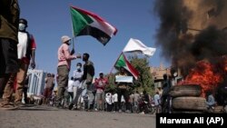 Demonstran Sudan membakar ban-ban sebagai barikade dalam aksi protes menentang kudeta militer di Khartoum, Selasa (4/1). 