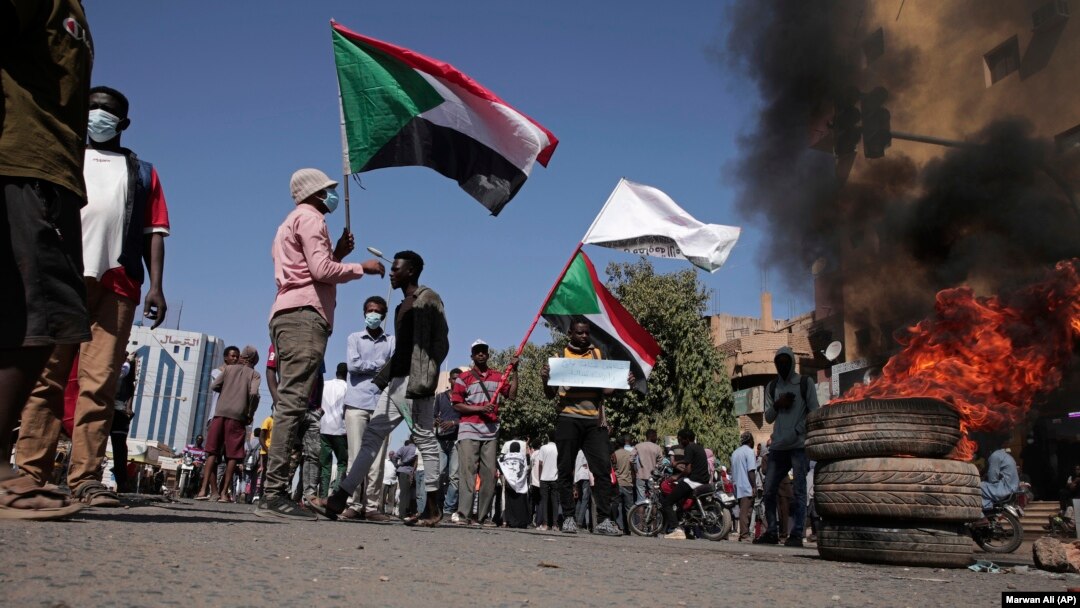 Demonstran Sudan membakar ban-ban sebagai barikade dalam aksi protes menentang kudeta militer di Khartoum, Selasa (4/1). 