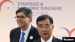 Menteri Keuangan AS Jack Lew (kiri) dan Wakil Perdana Menteri China Wang Yang tiba di Dialog Strategis dan Ekonomi (S&ED) di Washington, D.C. (23/6). (Reuters/Yuri Gripas)