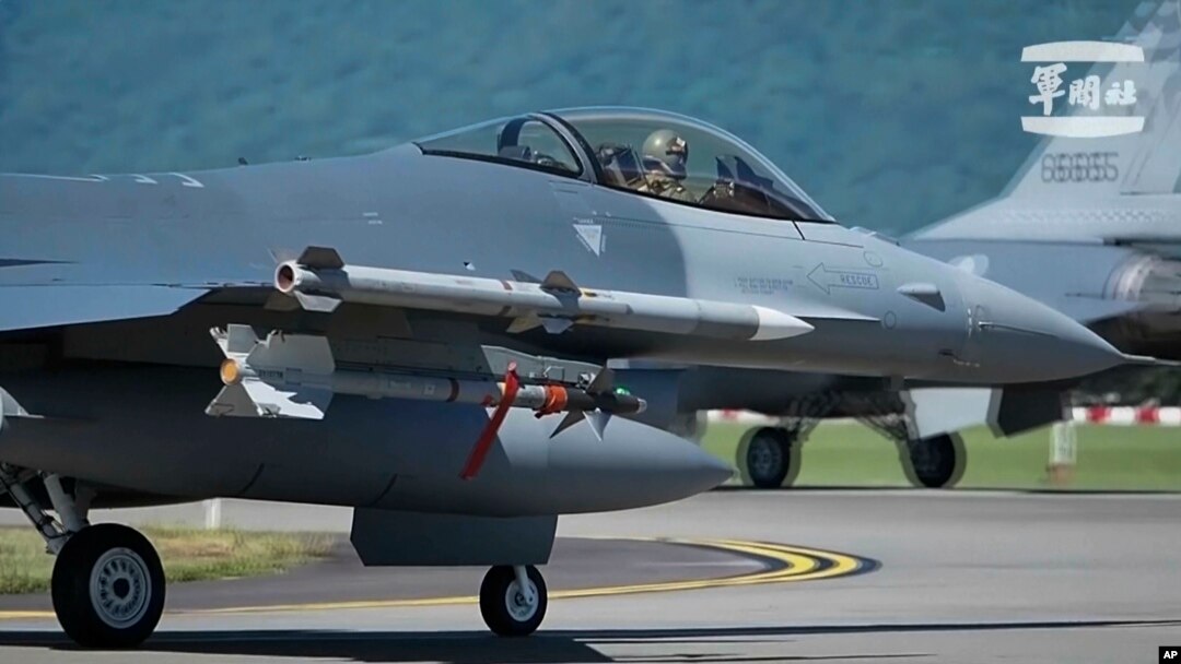 Armada jet tempur Taiwan, termasuk F-16, disiagakan di pangkalan udara Hualien, Taiwan tenggara Minggu (20/8). 