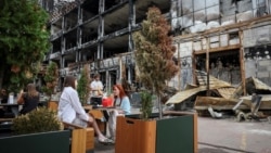 Ілюстративне фото. Відвідувачі ресторану McDonald's після удару РФ по торгівельному центрі на Лук'янівці, 1 вересня 2026. REUTERS/Gleb Garanich