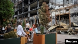Ілюстративне фото. Відвідувачі ресторану McDonald's після удару РФ по торгівельному центрі на Лук'янівці, 1 вересня 2026. REUTERS/Gleb Garanich