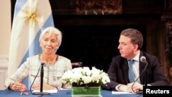 크리스틴 라가르드 국제통화기금(IMF) 총재와 니콜라스 두호브네 아르헨티나 경제부장관이 26일 뉴욕에서 기자회견을 열고, IMF의 구제금융 지원 결정에 관해 설명했다.