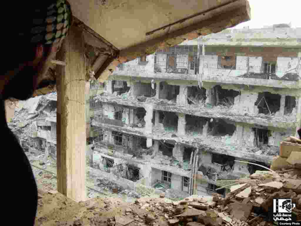 2013年1月4日，在敘利亞霍姆斯的古賽爾區所見到的毀於政府軍炮擊的公寓樓。(Lens Young Homsi)