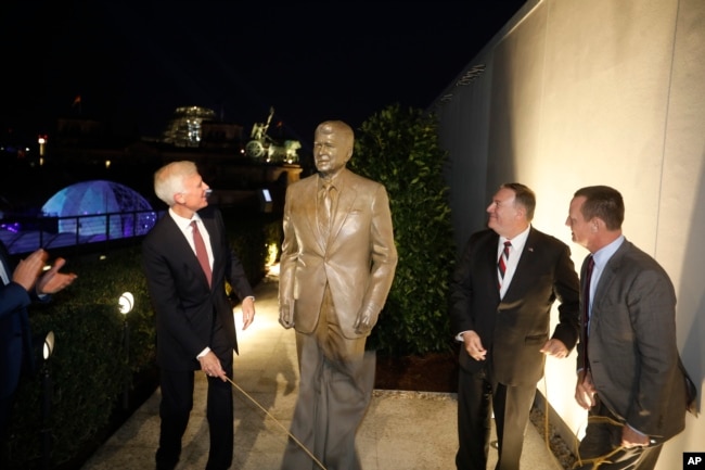 蓬佩奧國務卿出席在美國駐柏林大使館舉行的里根像揭幕式。(2019年11月8日)