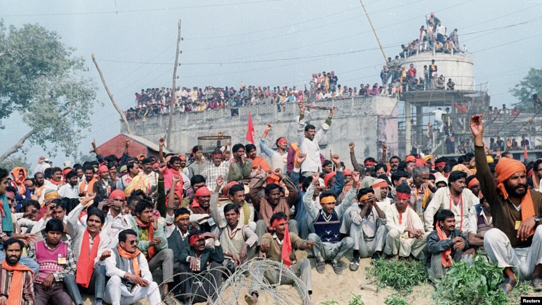 ایوھیا میں قائم تاریخی بابری مسجد کو گرانے والے ہندو انتہاپسند نعرے لگا رہے ہیں۔ 6 دسمبر 1992