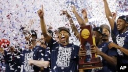 Jugadores de la Universidad de Connecticut celebran el título logrado en Dallas, al derrotar a Kentucky en la final del baloncesto universitario estadounidense.