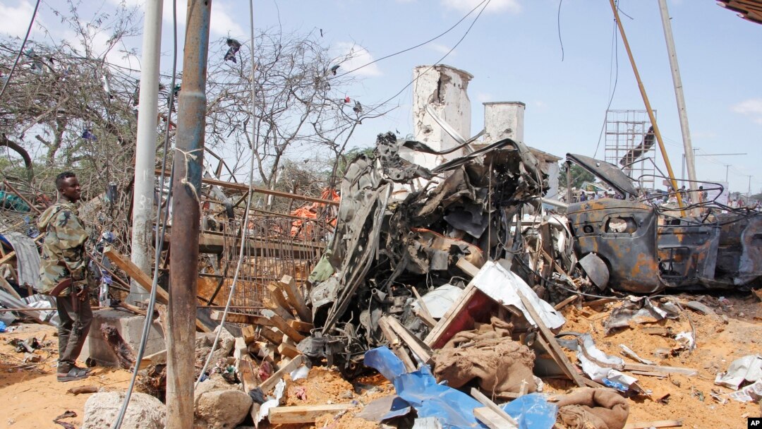 Umusirikare wa somaliya iruhande rw'imodoka yaturikijwe n'igisasu